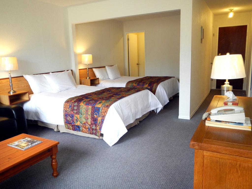 Mayfair Motel Виктория Экстерьер фото